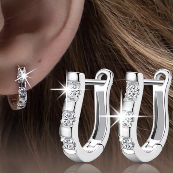 💕Minimalist Petite 925 Sterling Silver Diamond C Hoop Horseshoe Earrings - Picture 8 of 17